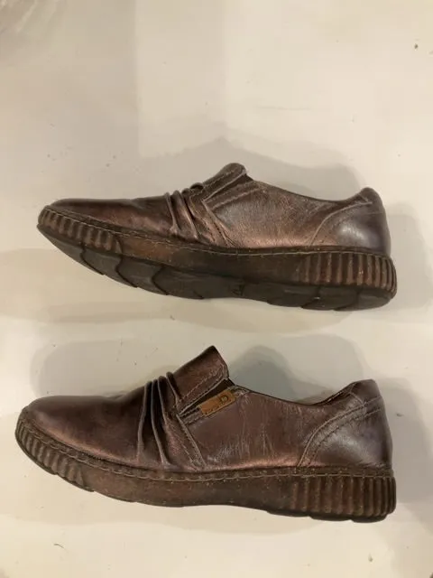 {{ClientCode}} BRONZE CLARKS METALLIC SHOE, 9.5