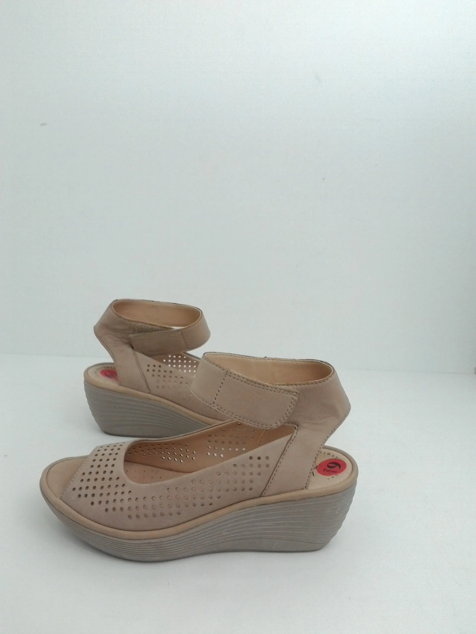 Collection By Clarks Women's Nude/Natural Wedge Sandal size 6.5